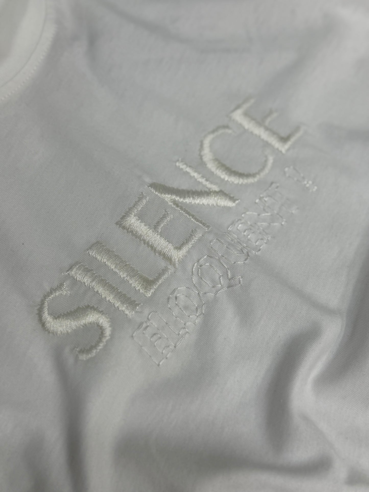 SILENCE WHITE TEE 870