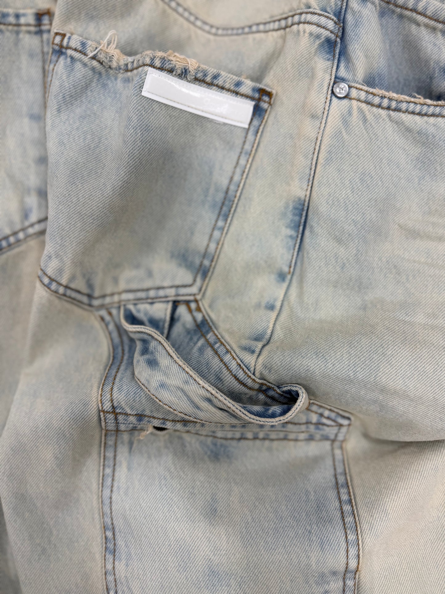 LIGHT WASH SANDBLASTED CARGO SHORTS 380
