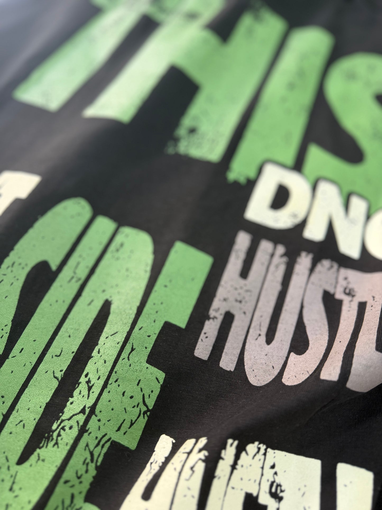 HUSTLE MIMETIC SLEEVE BLACK TEE 1010