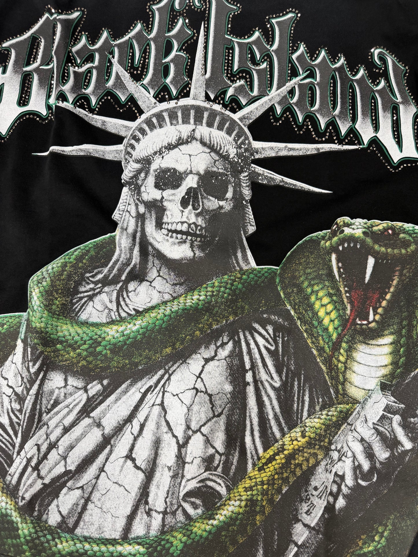STATUE SNAKE BLACK TEE BLACK ISLAND 2032