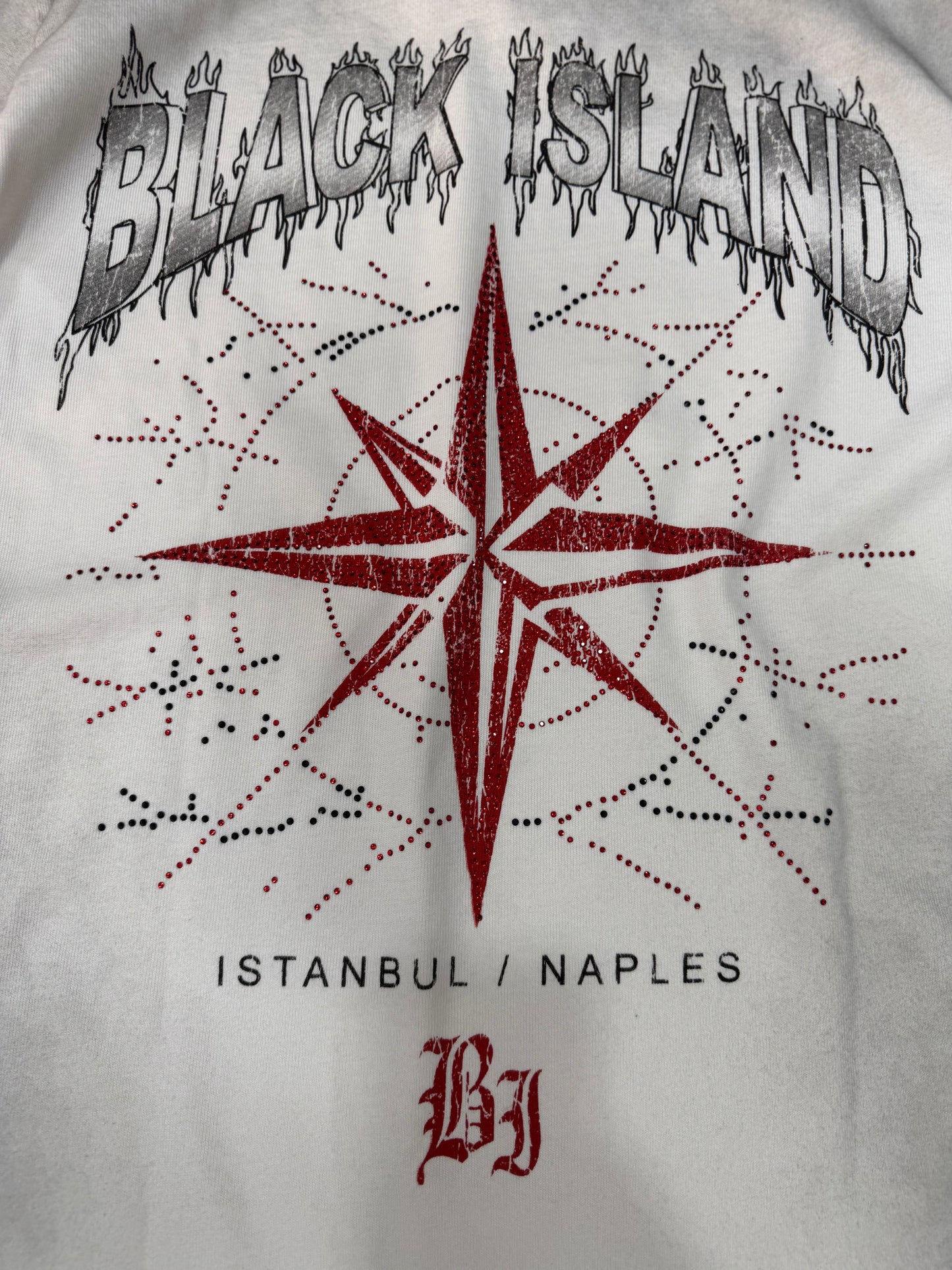 COMPASS GRAPHIC WHITE TEE BLACK ISLAND